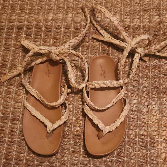 Universal Thread Tan Sandals with Soft Flexible Straps - Picture 1 of 4